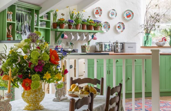 Dapur dengan pot bunga keramik bergaya vintage